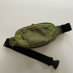 Quest Dark Green Hiking Fannypack / Crossbody